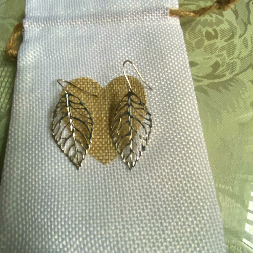 Sterling silver leaf earrings 🍂